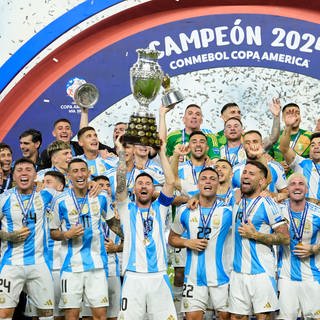 Die argentinischen Spieler feiern mit der Trophäe nach dem Sieg über Kolumbien im Finale der Copa América.