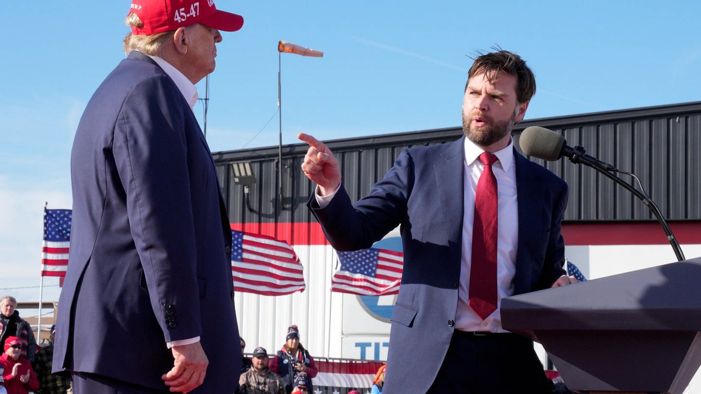 Senator J.D. Vance (r), R-Ohio, zeigt auf den ehemaligen US-Präsidenten Donald Trump bei einer Wahlkampfveranstaltung. Der Republikaner Trump hat den Senator J.D. Vance als Vizekandidaten für die US-Präsidentschaftswahl im November auserkoren.