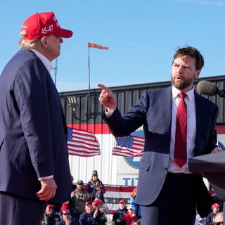 Senator J.D. Vance (r), R-Ohio, zeigt auf den ehemaligen US-Präsidenten Donald Trump bei einer Wahlkampfveranstaltung. Der Republikaner Trump hat den Senator J.D. Vance als Vizekandidaten für die US-Präsidentschaftswahl im November auserkoren.