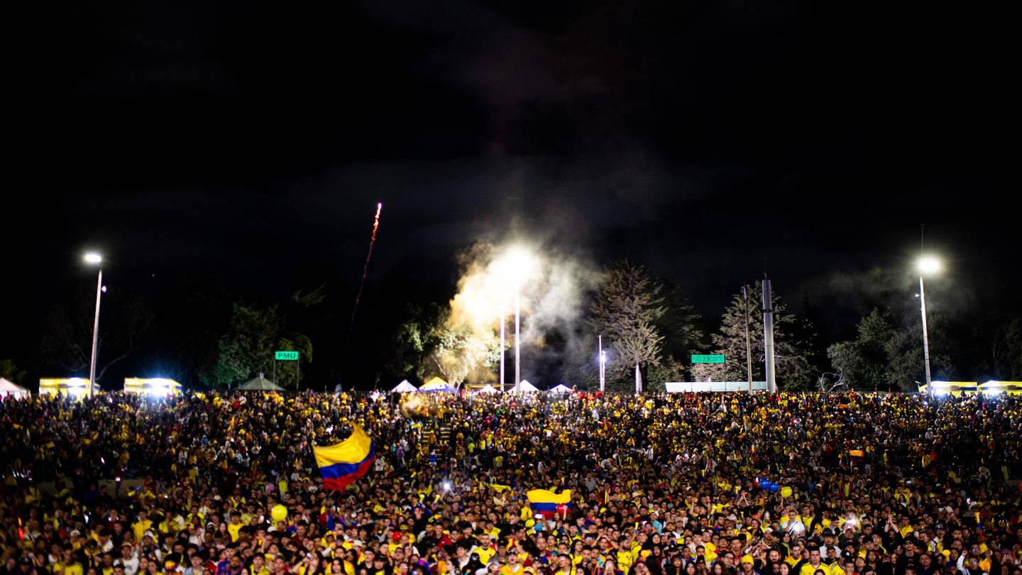 Kolumbianische Fans versammeln sich im Simon-Bolivar-Park in Bogota, um das Endspiel der Copa America zwischen Kolumbien und Argentinien zu verfolgen.