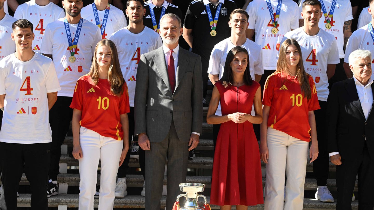 oyals Receive National Team After Euro 2024 Win - Madrid King Felipe VI, Queen Letizia, Crown Princess Leonor and Princess Sofia of Spain during the reception to the UEFA Euro 2024 winning team Spain at Zarzuela Palace on July 15, 2024 in Madrid, Spain. Photo by Archie Andrews/ABACAPRESS.COM Madrid Spain