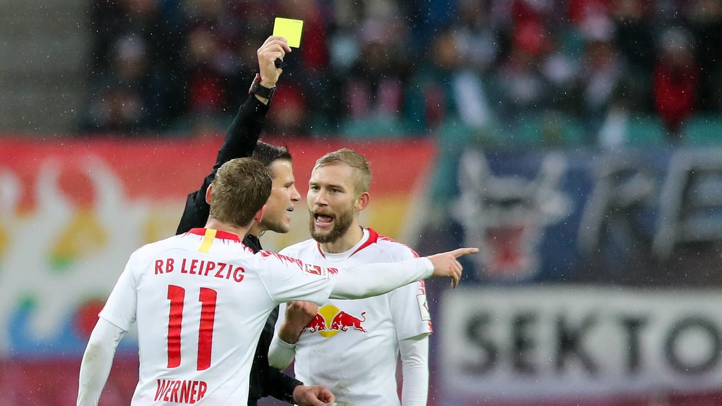 Leipzigs Konrad Laimer und Timo Werner erhalten jeweils eine Gelbe Karte von Schiedsrichter Felix Brych - In der Bundesliga gilt jetzt die Kapitänsregel