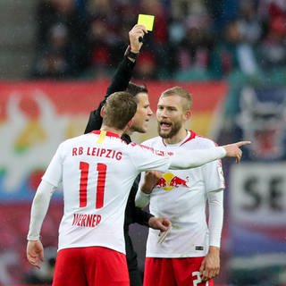 Leipzigs Konrad Laimer und Timo Werner erhalten jeweils eine Gelbe Karte von Schiedsrichter Felix Brych - In der Bundesliga gilt jetzt die Kapitänsregel