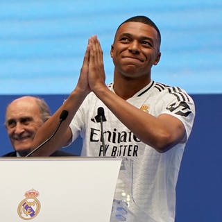 Der Franzose Kylian Mbappe gestikuliert, als er den Fans im Santiago-Bernabeu-Stadion als neuer Spieler von Real Madrid vorgestellt wird.