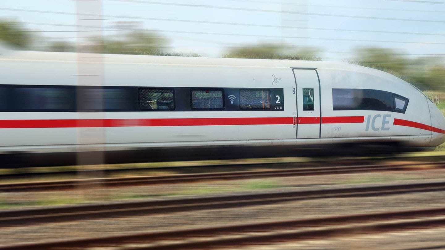 Ein ICE der Deutschen Bahn