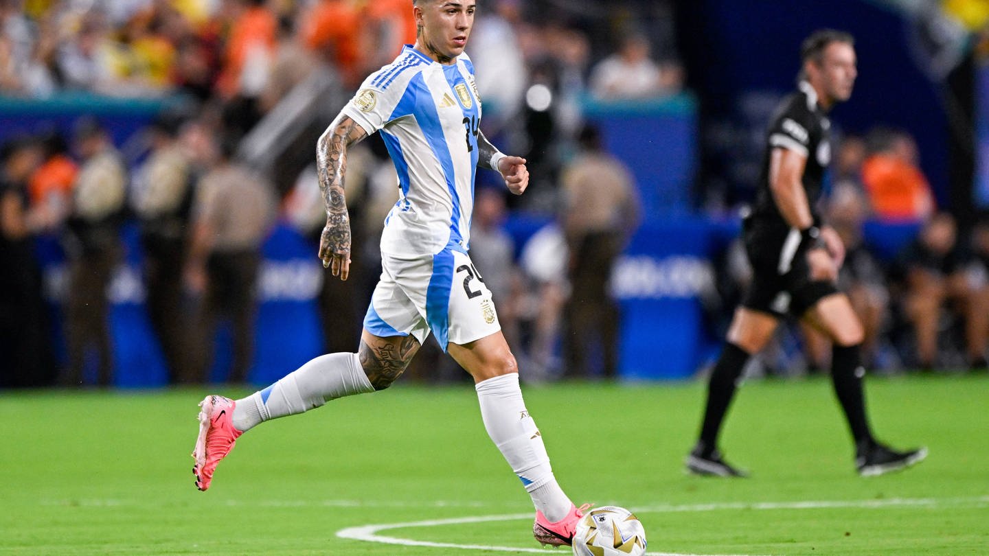 Argentiniens Nationalspieler Enzo Fernandez in Aktion während des Spiels der CONMEBOL Copa América 2024 zwischen Argentinien und Kolumbien.