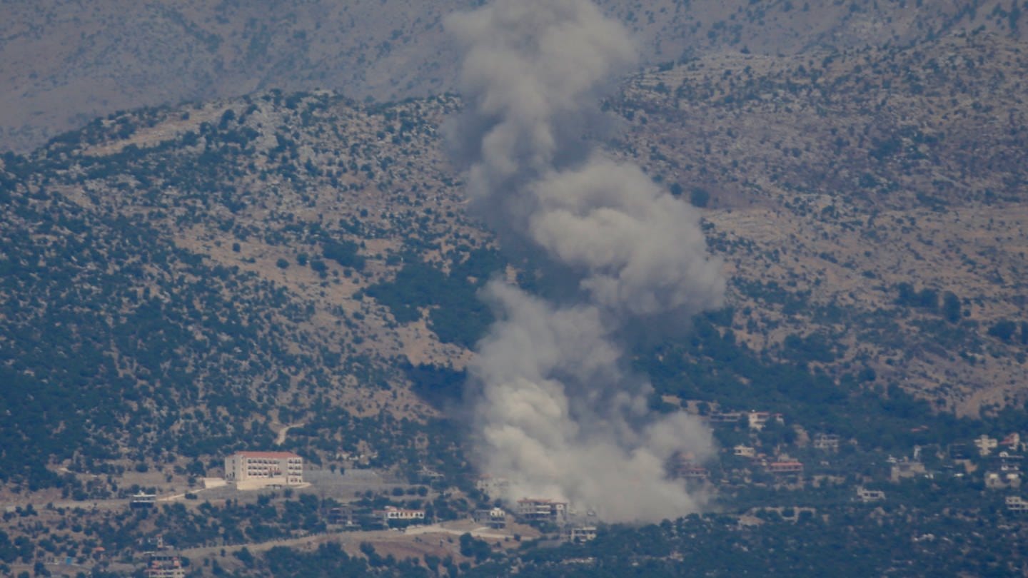 Nach einem israelischen Luftangriff in Kfar Schuba steigt Rauch auf. Die Sorge vor einem Kriegsausbruch zwischen Israel und der proiranischen Hisbollah-Miliz im Libanon wächst. (Archiv)