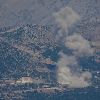 Nach einem israelischen Luftangriff in Kfar Schuba steigt Rauch auf. Die Sorge vor einem Kriegsausbruch zwischen Israel und der proiranischen Hisbollah-Miliz im Libanon wächst. (Archiv)