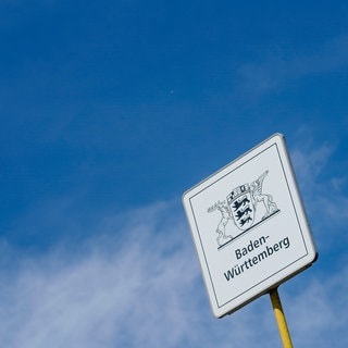 Ein Schild mit der Aufschrift «Baden-Württemberg» steht an der Salierbrücke. Rheinland-Pfalz hat gemeinsame Grenzen mit vier Bundesländern und drei anderen Staaten. Die gemeinsame Landesgrenze mit Baden-Württemberg ist 94 Kilometer lang. (zu dpa "Land hat längsten Grenzabschnitt mit NRW und kürzesten mit Belgien")