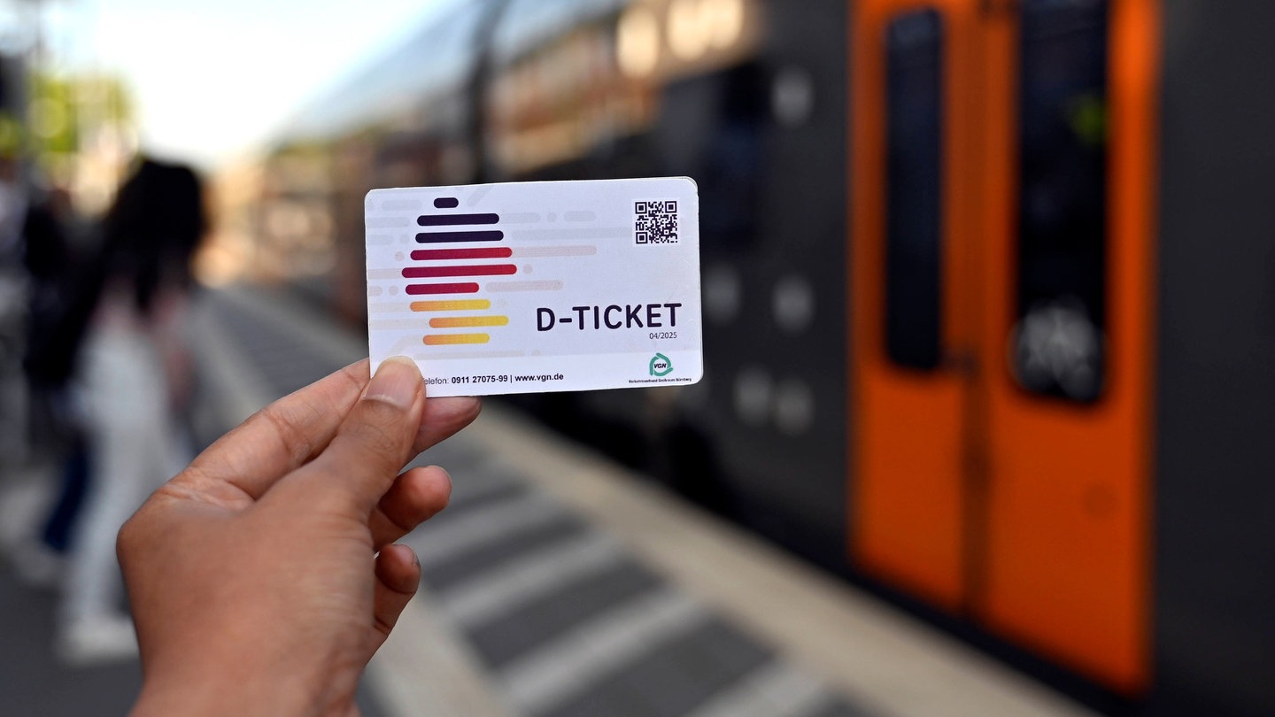 Ein Fahrgast zeigt das Deutschlandticket, auch D-Ticket oder 49-Euro-Ticket genannt.