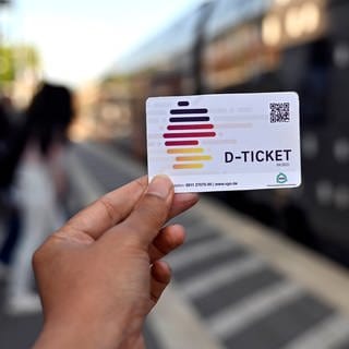 Ein Fahrgast zeigt das Deutschlandticket, auch D-Ticket oder 49-Euro-Ticket genannt.