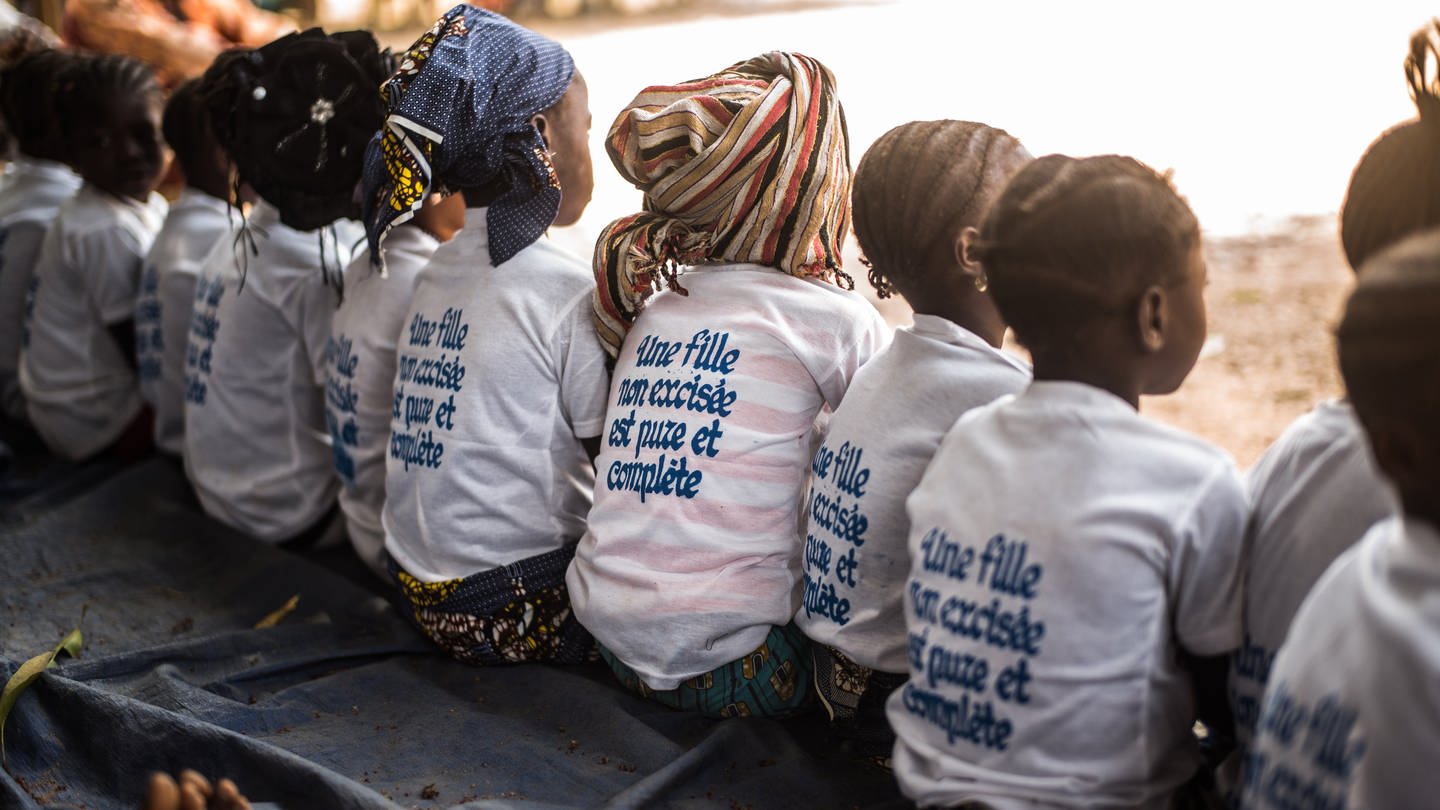 Auf den T-Shirts dieser Mädchen aus Guinea steht: „Ein unbeschnittenes Mädchen ist rein und vollständig“