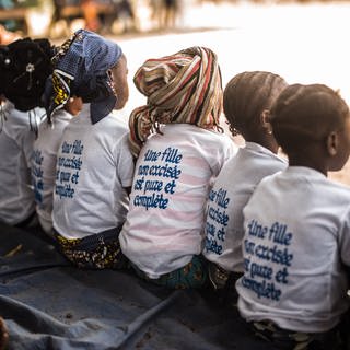 Auf den T-Shirts dieser Mädchen aus Guinea steht: „Ein unbeschnittenes Mädchen ist rein und vollständig“