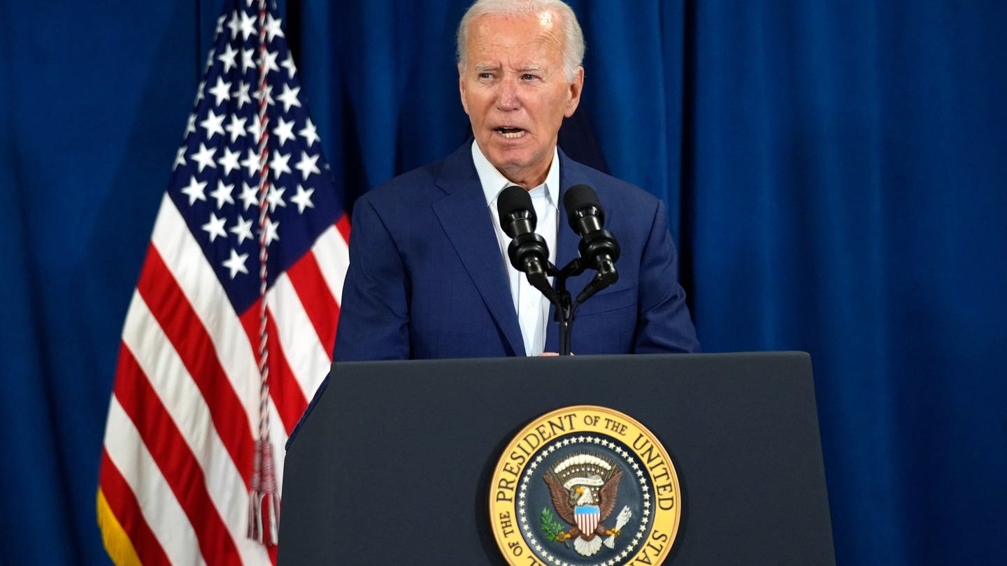 US-Präsident Joe Biden spricht in Rehoboth Beach, Delaware. Der 81-Jährige wurde positiv auf Corona getestet und wird sich nun in Isolation begeben.