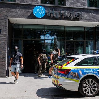 Beamte des SEK verlassen ein Hotel in Mainz. In einem Hotelzimmer ist ein tödlich verletzter Mensch gefunden worden. 
