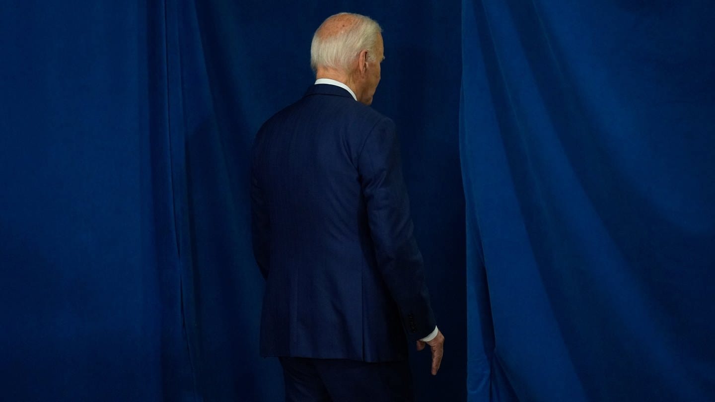 US-Präsident Joe Biden verlässt nach seiner Rede den Saal in Rehoboth Beach, Delaware. Nach lauter Kritik aus den eigenen Reihen gab US-Präsident Joe Biden auf der Plattform X bekannt, sich nicht um eine weitere Amtszeit zu bewerben.