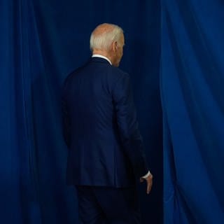 US-Präsident Joe Biden verlässt nach seiner Rede den Saal in Rehoboth Beach, Delaware. Nach lauter Kritik aus den eigenen Reihen gab US-Präsident Joe Biden auf der Plattform X bekannt, sich nicht um eine weitere Amtszeit zu bewerben.