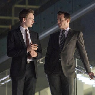Patrick J. Adams & Gabriel Macht als Mike Ross und Harvey Specter in der Serie "Suits".