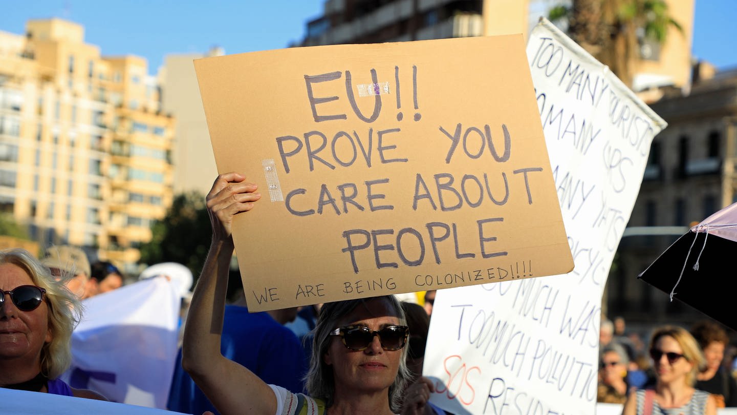 Teilnehmer nehmen an einer Demonstration gegen den Massentourismus auf Mallorca teil.