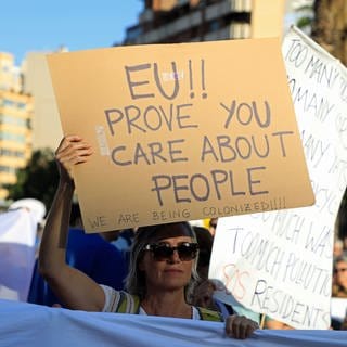 Teilnehmer nehmen an einer Demonstration gegen den Massentourismus auf Mallorca teil. 