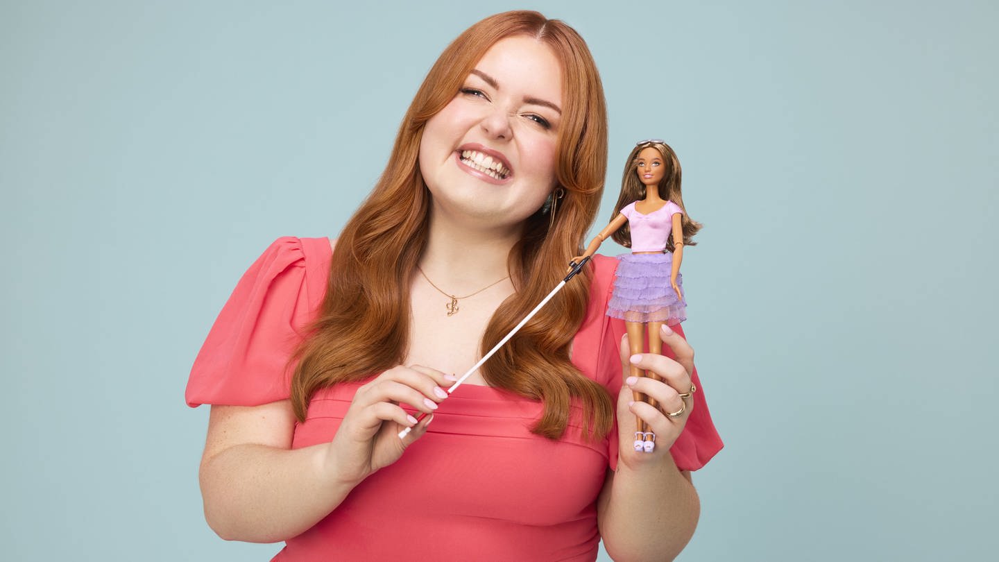 Undatiertes, von Mattel herausgegebenes Handout-Foto von Lucy Edwards, einer blinden Rundfunksprecherin und Behindertenaktivistin, die mit der ersten blinden Barbie posiert, die der Spielzeughersteller Mattel als jüngste Ausgabe seiner wachsenden Kollektion integrativer Puppen herausbringt.