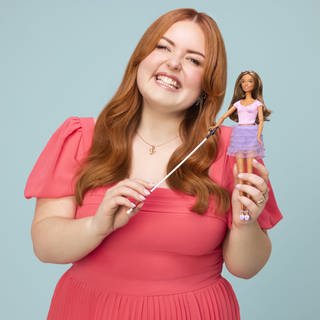 Undatiertes, von Mattel herausgegebenes Handout-Foto von Lucy Edwards, einer blinden Rundfunksprecherin und Behindertenaktivistin, die mit der ersten blinden Barbie posiert, die der Spielzeughersteller Mattel als jüngste Ausgabe seiner wachsenden Kollektion integrativer Puppen herausbringt.