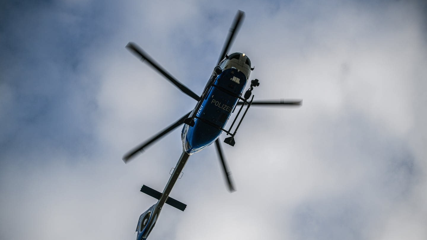 Ein Polizeihubschrauber  (Symbolbild) - Über den Mannheimer Stadtteilen Neuostheim und Feudenheim war in der Nacht auf Mittwoch wegen einer Suchaktion ein Polizeihubschrauber im Einsatz.