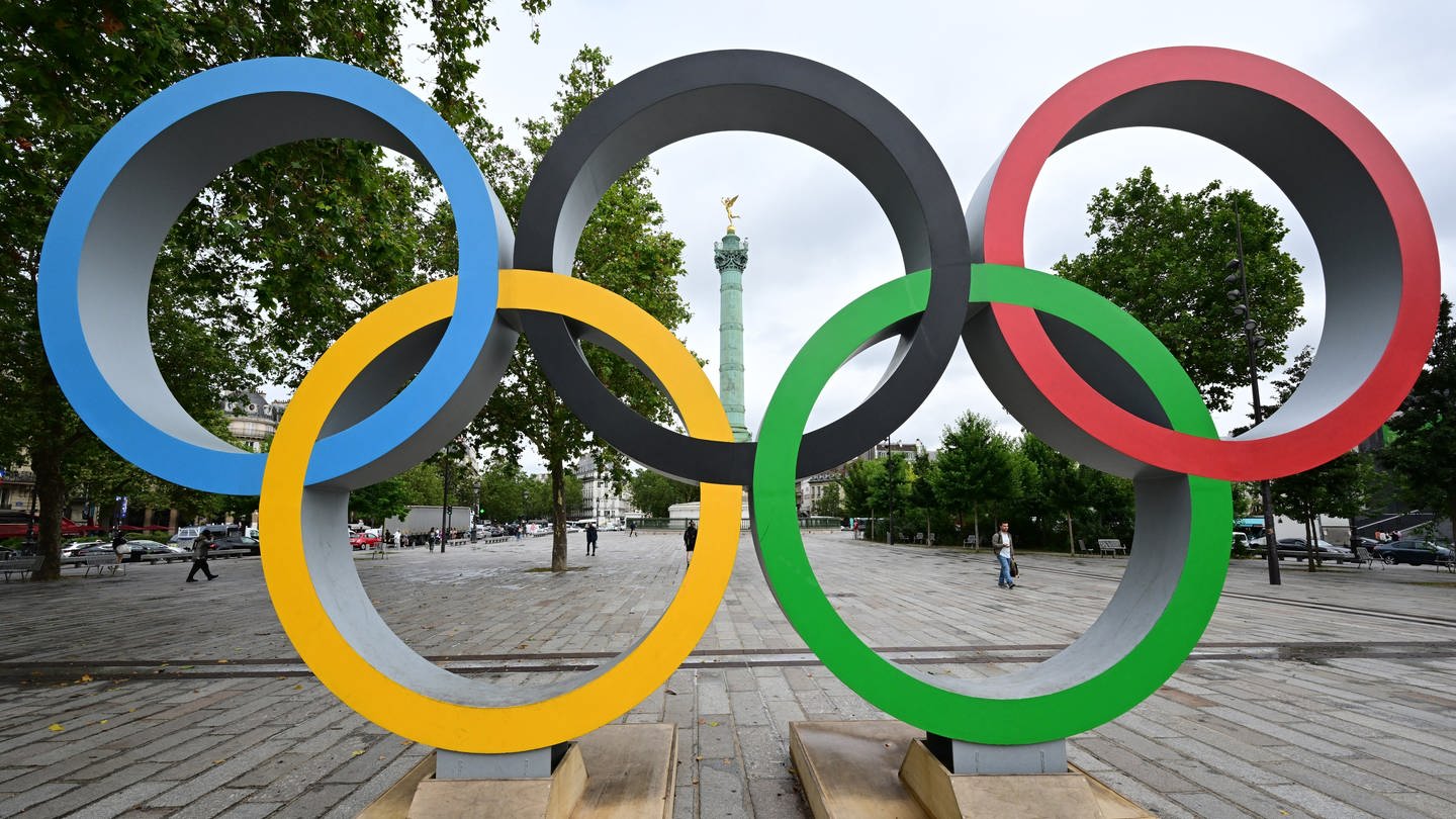 Vor den Olympischen Sommerspielen, Olympia Paris 2024, die Olympischen Ringe stehen auf dem Place de la Bastille.