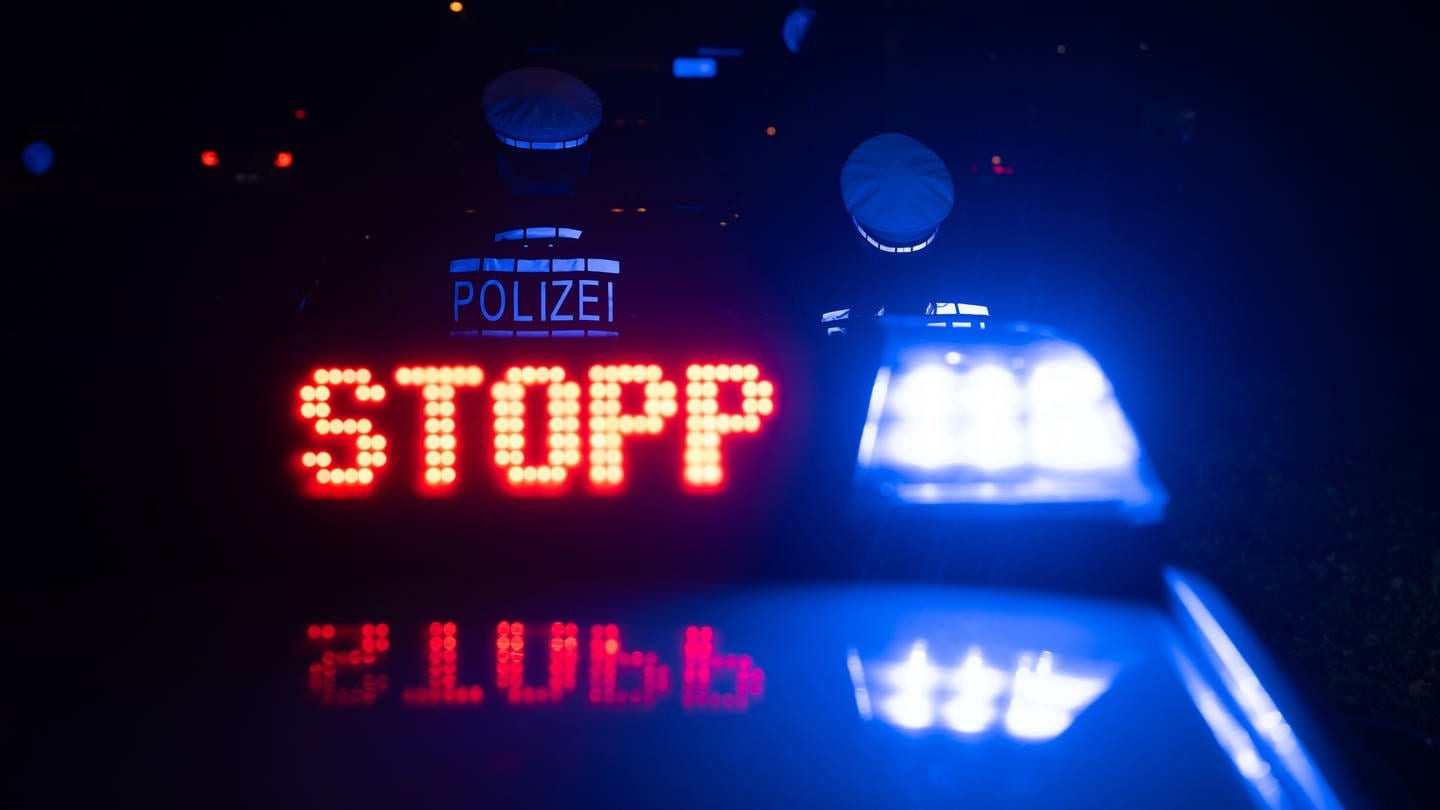 Das Wort «Stopp» ist auf dem Dach eines Polizeiwagens zu lesen. - In Eppingen hat sich ein 17 Jahre alter Jugendlicher mit seinem Motorrad eine Verfolgungsjagd mit der Polizei geliefert