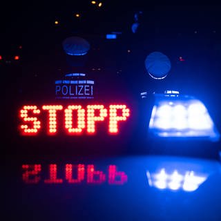 Das Wort «Stopp» ist auf dem Dach eines Polizeiwagens zu lesen. - In Eppingen hat sich ein 17 Jahre alter Jugendlicher mit seinem Motorrad eine Verfolgungsjagd mit der Polizei geliefert