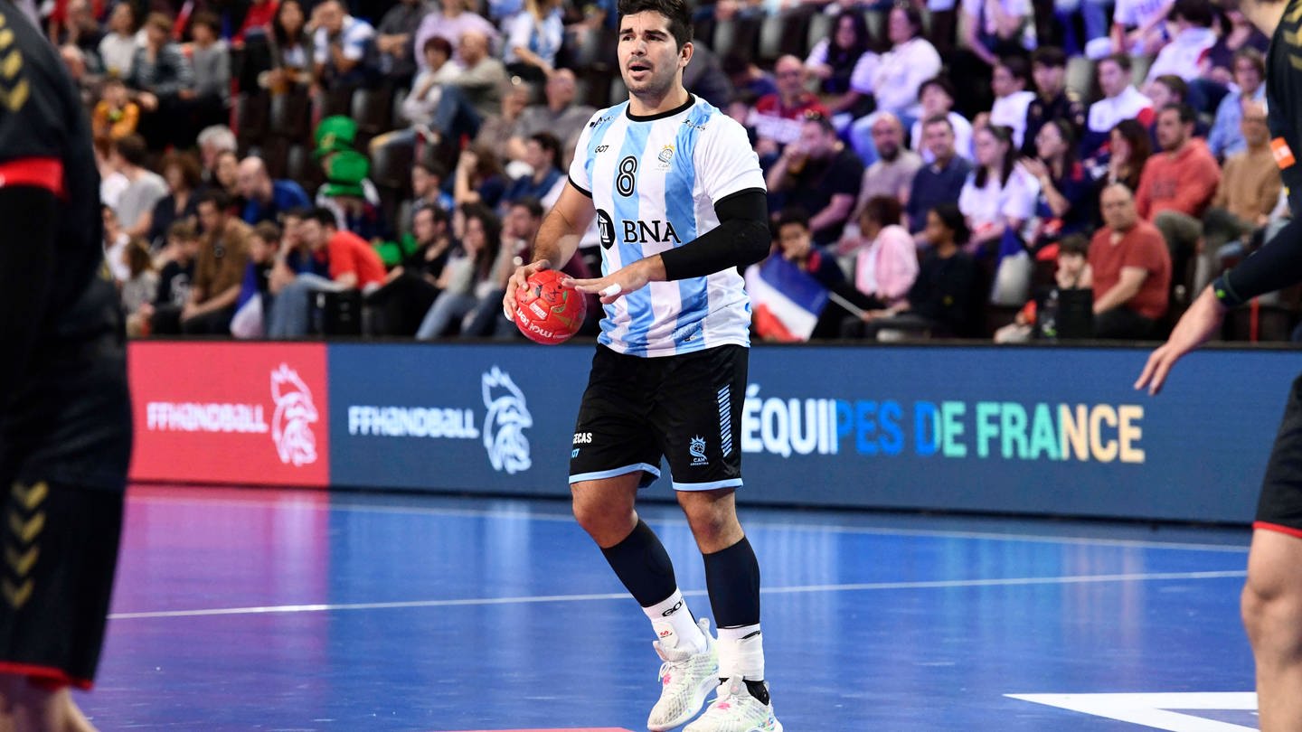 Pablo Simonet, argentinischer Handballer. Der 32-Jährige machte seiner Freundin Pilar Campoy (33) - Hockey-Spielerin im argentinischen Team - im olympischen Dorf in Paris einen Antrag.