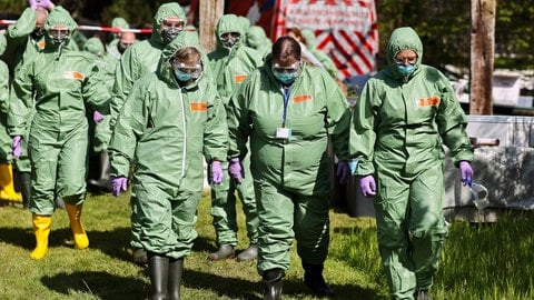 Tierärzte und Helfer im Einsatz bei einer Tierseuchenübung. In Zusammenarbeit mit weiteren Kreisen probt der Ennepe-Ruhr-Kreis, was bei einem Ausbruch der Vogelgrippe zu tun wäre.