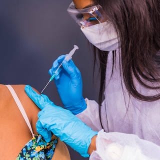 Mädchen bekommt eine Spritze in den Oberarm: In Afrika wurde eine Spritze gegen HIV an 5000 Frauen getestet.