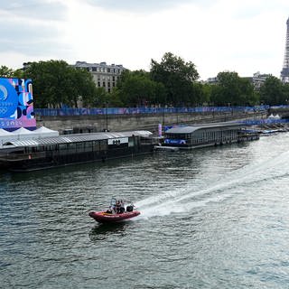 Vor den Olympischen Sommerspielen, Olympia Paris 2024, ein Schlauchboot fährt auf der Seine entlang.