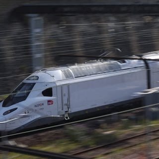 Der TGV «InOui» 2025, eine neue Generation des Hochgeschwindigkeitszuges TGV der französischen Eisenbahngesellschaft SNCF und des französischen Technikriesen Alstom, fährt auf den Gleisen.