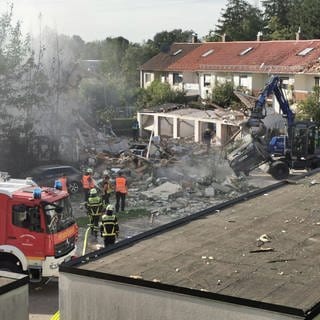 Explosion in Memmingen: Rettungskräfte arbeiten an der Unglücksstelle. Ein Reihenhaus ist komplett eingestürzt.