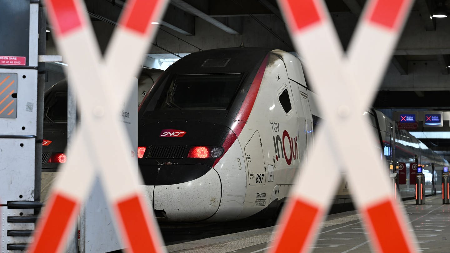 Vor den Olympischen Sommerspielen, Olympia Paris 2024, Olympia, Ein TGV der französischen Eisenbahngesellschaft SNCF steht im Bahnhof Gare Montparnasse.