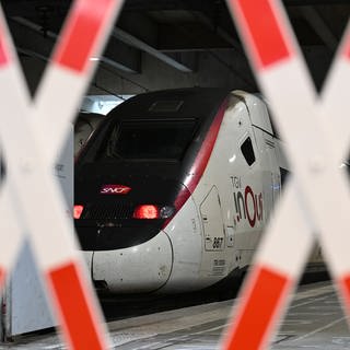 Vor den Olympischen Sommerspielen, Olympia Paris 2024, Olympia, Ein TGV der französischen Eisenbahngesellschaft SNCF steht im Bahnhof Gare Montparnasse.