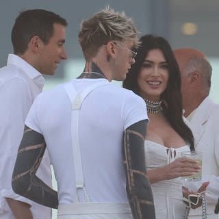 Megan Fox und Machine Gun Kelly auf einer Party in den Hamptons. Machine Gun Kellys neues Musikvideo zu "Lonely Road" sorgt für Gerüchte, ob Megan Fox schwanger ist.