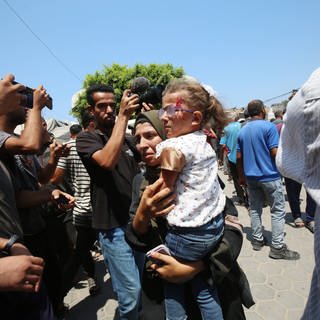 Verletzte Palästinenser werden nach einem israelischen Luftangriff auf eine Schule in Deir Al-Balah im Gazastreifen ins Krankenhaus gebracht.