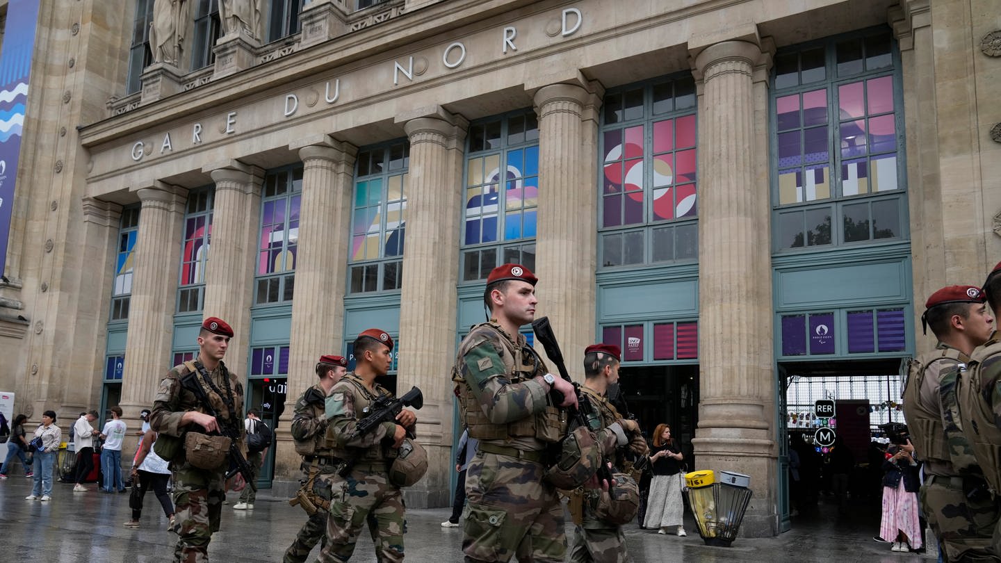 Soldaten patrouillieren vor dem Bahnhof Gare du Nord bei den Olympischen Sommerspielen 2024. Wenige Stunden vor der Eröffnung der Olympischen Spiele in Paris haben Unbekannte Brandanschläge auf mehreren Anlagen des französischen Schnellzugnetzes verübt.