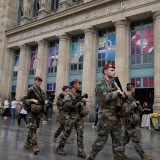 Soldaten patrouillieren vor dem Bahnhof Gare du Nord bei den Olympischen Sommerspielen 2024. Wenige Stunden vor der Eröffnung der Olympischen Spiele in Paris haben Unbekannte Brandanschläge auf mehreren Anlagen des französischen Schnellzugnetzes verübt.