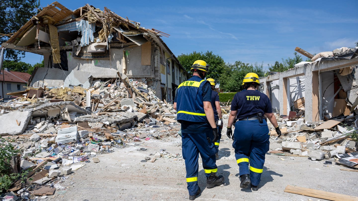 Memmingen: Mitarbeiter des THW räumen an der Unglücksstelle auf. Am Freitagnachmittag kam es zu einer Explosion, bei der ein Haus komplett zerstört und ein Mensch getötet wurden.