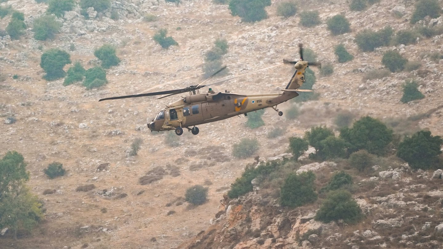 Ein israelischer Hubschrauber ist am Schauplatz eines Raketenangriffs aus dem Libanon in der drusischen Stadt Madschd al-Schams in den israelisch besetzten Golanhöhen zu sehen.