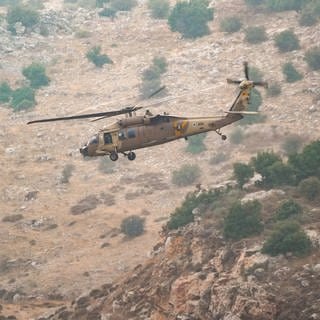 Ein israelischer Hubschrauber ist am Schauplatz eines Raketenangriffs aus dem Libanon in der drusischen Stadt Madschd al-Schams in den israelisch besetzten Golanhöhen zu sehen.