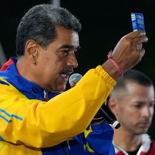 Nicolas Maduro, Präsident von Venezuela, zeigt eine Miniausgabe der venezolanischen Verfassung.