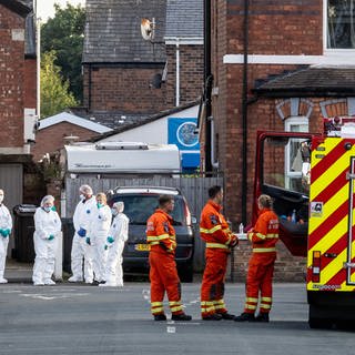 Rettungskräfte in der Nähe des Tatorts in der Hart Street in Southport, wo bei einem Messerangriff mindestens zwei Kinder starben und weitere verletzt wurden. Ein 17 Jahre alter Tatverdächtiger wurde wegen des Verdachts auf Mord und Mordversuch festgenommen.