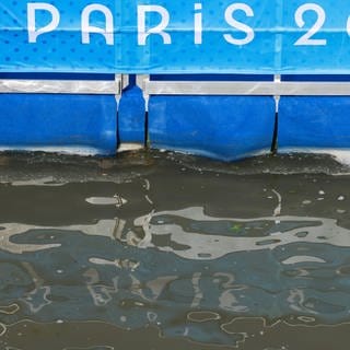 Olympia, Paris 2024, vor dem Triathlon, Blick auf die Seine. (zu dpa: «Flusswasser zu dreckig: Männer-Triathlon wird verschoben»)