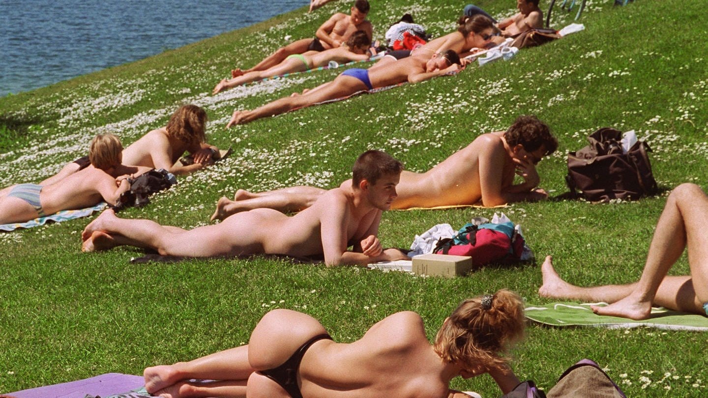 Sommerliche Temperaturen laden zu einem Sonnenbad am Seepark in Freiburg ein. Dort soll ein Mann Badegäste fotografiert haben.