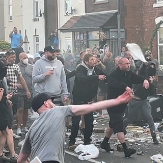 Menschen stoßen während Unruhen mit der Polizei zusammen, in der Nähe des Ortes, an dem am Vortag drei Mädchen bei einem Messerangriff getötet wurden. 